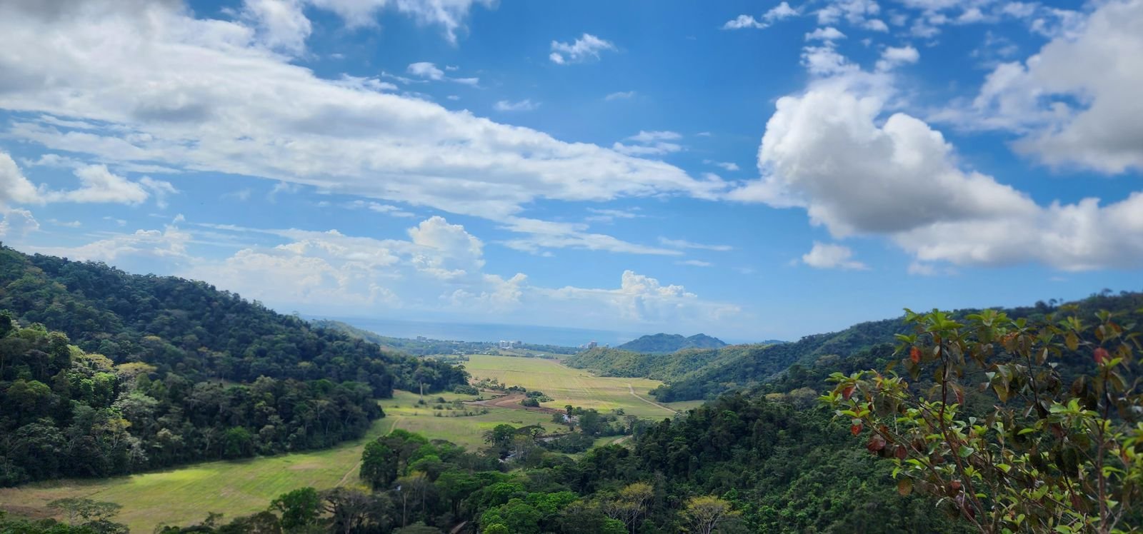 Vista aérea de Altavistas de Jacó, montañas tropicales con vista al océano Pacífico